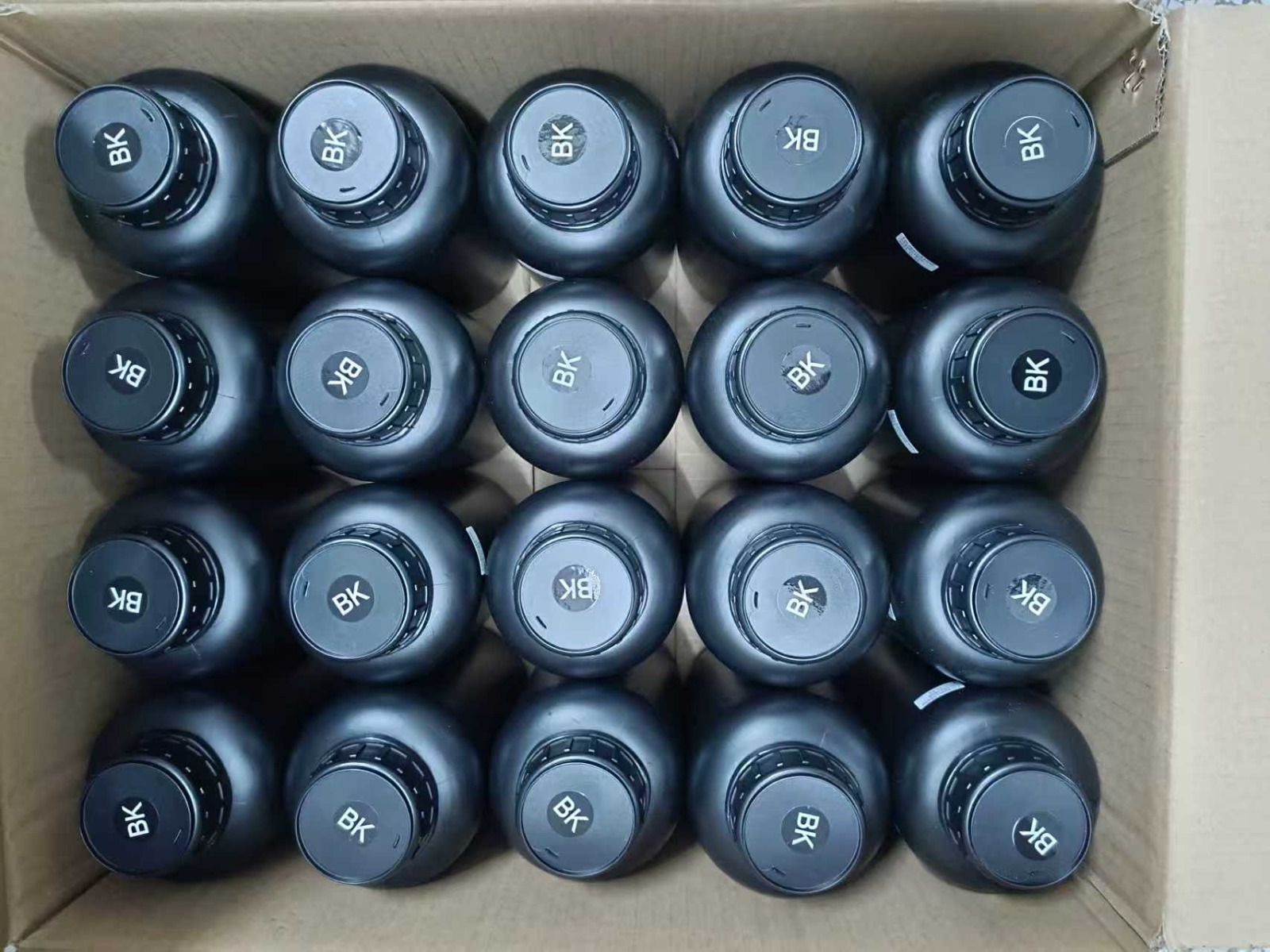 Paquete de botellas de tinta UV flexible VENDEX V1054; referencia disponible en amarillo, azul, rojo y blanco para impresión en poliéster y lona PVC